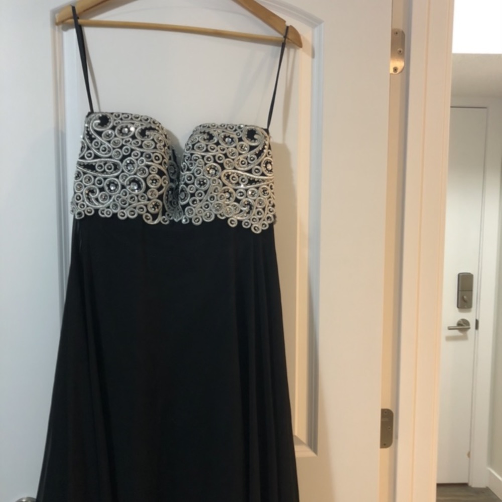 Gown - Picture 2 of 8